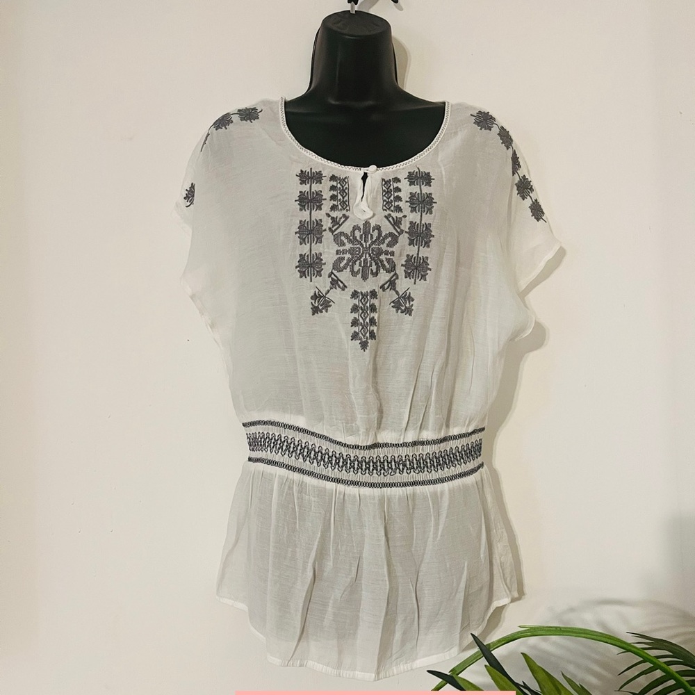 Super cute country style top with fitted waist band white/navy size Medium